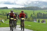 Den späteren Sieger Marc Stutzmann (rechts) im Kampf mit dem Obwaldner Martin Fanger am Fusse des Ächerlipasses. (Bild: Foto Martin Platter)