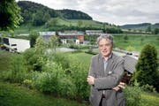 Oswin Bättig tritt nach 15 Jahren als Gemeindepräsident von Altbüron zurück – im Hintergrund seine Gemeinde. (Bild Pius Amrein)