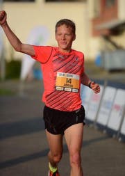 Promiläufer Adrian Lehmann beim Zieleinlauf (Bild: PD)