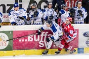 Check von Stuermer Jan Mosimann #28 (SCRJ Lakers) an Stuermer Philip Rondahl #46 (EVZ Academy), beim Eishockeyspiel der Swiss League zwischen den SC Rapperswil-Jona Lakers und der EVZ Academy, on Sunday, 25. February 2018 in der St. Galler Kantonalbank Arena in Rapperswil. (TOPpictures/Philipp Hegglin) Bild-Id: 0024 (Bild: Philipp Hegglin / TOPpictures (St. Gallen, 25. Februar 2018))