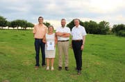 Sie haben den Umweltpreis für ihren Familienbetrieb erhalten: Susanne und Hanspeter Hunkeler (2. v. rechts), hier umrahmt von Stiftungsratspräsident Peter Kasper (rechts) und Igo Schaller (links), Konsultativrat der Albert Koechlin Stiftung. (Bild: pd)