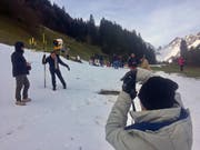 Statt auf den Titlis in den Kunstschnee: Touristen vergnügen sich oberhalb der Titlis-Talstation in Engelberg. (Bild: René Meier)