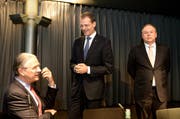 Sie freuen sich über die Einigung (von links): Hubert Achermann, Präsident der Stiftung Salle Modulable, der Luzerner Regierungsrat Reto Wyss und Ernst F. Schmid, Vertreter der Butterfield Trust Bermuda Ltd. (Bild: Keystone)