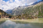 Die Kraftwerke Oberhasli setzen auch weiter auf Tourismusprojekte. Im Bild: Der Grimsel-Stausee mit dem Hotel Grimsel Hospiz. (Bild: Keystone/Peter Klaunzer)