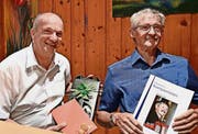 Ausgezeichnet: Verein Giigäbank. Auf dem Bild wird Robert Suter (links) aus dem Giigäbank-Vorstand verabschiedet. Willy Suter freut sich über das gelungene Notenheft mit 22 Eigenkompositionen. (Bild Guido Bürgler)