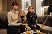 Geburtstagsfeier: Sarah Spale als Ursula Halter, Anouk Petri als Julia, Carla Chiara Bär als Amina. (Bild: SRF / Daniel Winkler)