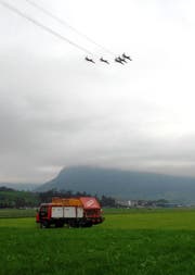 Die Patrouille Suisse trainiert am Montag über dem Flugplatz Buochs. (Bild: Leserbild Sepp Bernasconi)