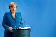 Die deutsche Bundeskanzlerin Angela Merkel spricht am Samstagnachmittag über die Ereignisse vom Freitagabend in einem Münchner Einkaufszentrum. (Bild: Keystone / Michael Sohn (23.7.2016))