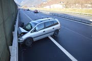 Das Auto kam am Ende quer zur Fahrbahn zum Stillstand. (Bild: Kantonspolizei Nidwalden)
