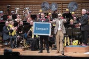 Schwingerkönig Matthias Sempach trat an der Guugger-Gala auf. Rechts neben ihm Komiker Herr Igi. (Bild: Boris Bürgisser (Luzern, 13. Januar 2018))