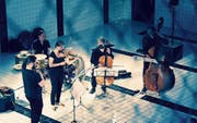 Die fünf Musiker von Klangcombi bei einem Auftritt im Pool des Neubads in Luzern. (Bild: Erica Nesa)
