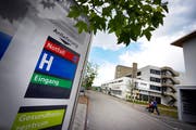 Soll 2015 geschlossen werden: das Spital Einsiedeln. (Bild: Pius Amrein/Neue LZ)