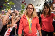 Zahlreiche Fans empfingen gestern Giulia Steingruber mit ihrer Bronzemedaille am Flughafen Zürich-Kloten. (Bild: Keystone/Ennio Leanza)
