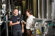 David Schurtenberger, Geschäftsführer der Brauerei Luzern (links), und Marcel Egli, Professor bei der Hochschule Luzern, mit einem Prototyp des Space Bier in den Räumen der Brauerei. Bild: Manuela Jans-Koch (Luzern, 13. Oktober 2016)