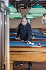 Jean-François Barbey, Präsident des Billard Club Luzern, in seinem Clublokal. Dieses befindet sich im Restaurant Schützenhaus auf der Luzerner Allmend. (Bild: Nadia Schärli (14. Februar 2018))