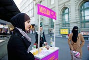 Standaktion des Islamischen Zentralrats vor dem Postgebäude am Luzerner Bahnhofplatz im März 2015. (Bild Corinne Glanzmann)