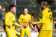 Altdorfs Kartal Cil (L) bejubelt den 1:1 Ausgleichstreffer mit Calderon Mavembo (R) am Sonntag, 15. Oktober 2017 in Altdorf. (Bild: Philipp Schmidli (Altdorf, 15. Oktober 2017))