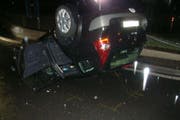 Das Auto blieb nach dem Überschlag auf dem Dach liegen. (Bild: Kapo Uri)