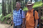 Regierungspräsident Guido Graf, links, mit Begleiter Erwin Lustenberger aus Doppleschwand unterwegs auf dem Napf. (Bild: pd)