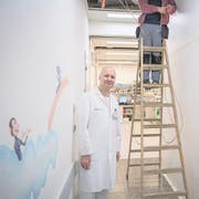 Thomas J. Neuhaus an dem Ort wo die neuen Räumlichkeiten im Kinderspital entstehen sollen. Die Umbauarbeiten sind bereits im Gange - im Hintergrund zu sehen ist der OPS und rechts hinter der weissen Wand soll der neue Raum entstehen. Anm. des Fotgrafen: leider keine näheren Angaben. Das Bild entstand am Mittwoch, 21. Februar 2018. Bild: (Pius Amrein / LZ) Spital, Kinderspital, Gesundheit, Arzt, Professor, Kinder (Bild: Pius Amrein (Luzern, 21. Februar 2018))