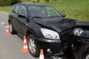 Bei der Frontalkollision entstand an den Autos hoher Sachschaden. (Bild: Luzerner Polizei)
