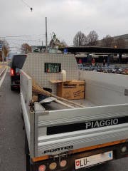Der verunfallte Schwan wurde im Karton transportiert. (Bild: Facebook.com (@velokurierluzernzug))