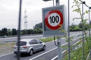 Zu viele Autos: Das Signal hat die Höchstgeschwindigkeit automatisch begrenzt. (Bild: Werner Schelbert / Neue ZZ)
