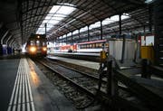 Ethernitplatten von der Decke im Bahnhof Luzern fielen auf das Perron. (Archivbild Chris Iseli/Neue LZ)