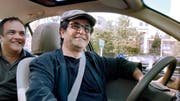 Filmregisseur und freundlicher Taxifahrer: Jafar Panahi mit einem Fahrgast. (Bild: PD/Filmcoopi)