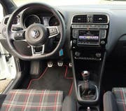 Sportliches Cockpit mit multifunktionalem Lenkrad und Pedalen aus Aluminium. (Bild Jil Lüscher)