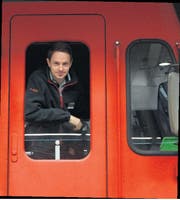 Sven Arnold blickt am Zürcher Hauptbahnhof aus dem Führerstand einer SZU-Lokomotive. (Bild Raphael Biermayr)