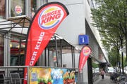Noch hat es Sitzplätze vor dem Burger King. (Bild: Sara Häusermann)