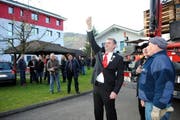 Zunftmeister Adolf I. beim Ausloten der Tanne. (Bild: Rosmarie Berlinger)