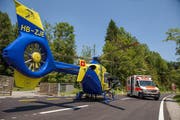 Der Verunfallte wird per Helikopter weggeflogen. (Bild: Freiwillige Feuerwehr Zug FFZ)