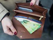 Mehr Geld im Portemonnaie - das freut die Aktionäre. Die CS warnt aber: Möglicherweise müssen Geldgeber deshalb bald mit einer schlechteren Zahlungsfähigkeit rechnen. (Symbolbild) (Bild: KEYSTONE/ENNIO LEANZA)