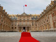Der rote Teppich ist ausgerollt: Zwei Wochen nach seinem Amtsantritt empfing Frankreichs Präsident Macron den russischen Präsidenten Putin in der früheren Königsresidenz Versailles nahe Paris. (Bild: KEYSTONE/AP/FRANCOIS MORI)