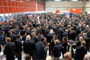 Miliz-Offiziere sowie militärische und zivile Kader beim Informationsrapport am Mittwoch in Emmen. (Bild: Keystone)