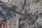 Staubige Angelegenheit: Ein Arbeiter überwacht die Bohrung am Felsen. (Bild: Pius Amrein (Wolhusen, 1. März 2018))