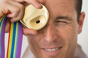 Viktor Röthlin präsentierte am Montag die Goldmedaille der Leichtathletik-EM vom Sommer in Zürich. (Bild: Keystone)