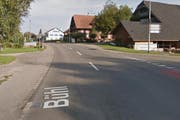 Kurz nach der Einmündung der Bühlstrasse stürzte der Velofahrer. (Bild: google maps)