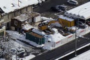 Ein Bagger machte das Gebäude dem Erdboden gleich. (Bild: helinews.ch)