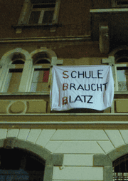 Hausbesetzer haben in der Nacht auf Mittwoch, 3. Januar 2018, an der Güterstrasse 7 in Luzern eine leerstehende Wohnung besetzt. (Bild: PD)