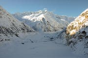 Anfangs Januar 2016 wurde der Göscheneralpsee vollständig geleert, um die baulichen Anlagen auf der Göscheneralp und im Druckstollen kontrollieren zu können. (Bild: pd)