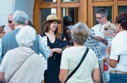Karen Geyer (mit Hut) erwartet die Tourteilnehmer vor der Bibliothek. (Bild: Maria Schmid (Zug, 29. Juli 2017))