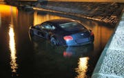 Der Lenker liess seinen Bentley im Zugersee stehen und machte sich mit seinem Beifahrer davon. (Bild: Zuger Polizei (Zug, 22. November 2017))