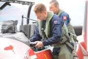 Die Piloten treffen Vorbereitungen vor dem Start. (Bild: PD)