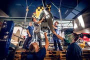 Mitarbeiter hängen den Fieseler «Storch» in der Halle Luftfahrt im Verkehrshaus der Schweiz ab. (Bild: Photopress / Gregor Kaluza)
