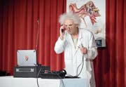 Professor Leonardo (Thomy Truttmann) möchte mit seiner Vorlesung das Ohr erklären. (Bild: Pius Amrein (Neuenkirch, 15. September 2017))