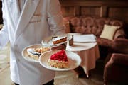 Wer kriegt welches Stück vom Kuchen? Laut Gewerkschaftsbund ist das, was unter dem Strich zum Leben bleibt, immer noch ungerecht verteilt. (Bild: Keystone/Elisabeth Real)