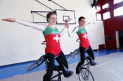 Die beiden Baarer Kunstradfahrerinnen Leana Hotz (links) und Flavia Schürmann trainieren für die EM in Baar. (Bild Werner Schelbert)